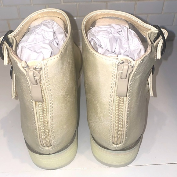 Journee Collection bone faux leather gladiator sandals. Back zip. Size 8.NWT/Box - Picture 3 of 7